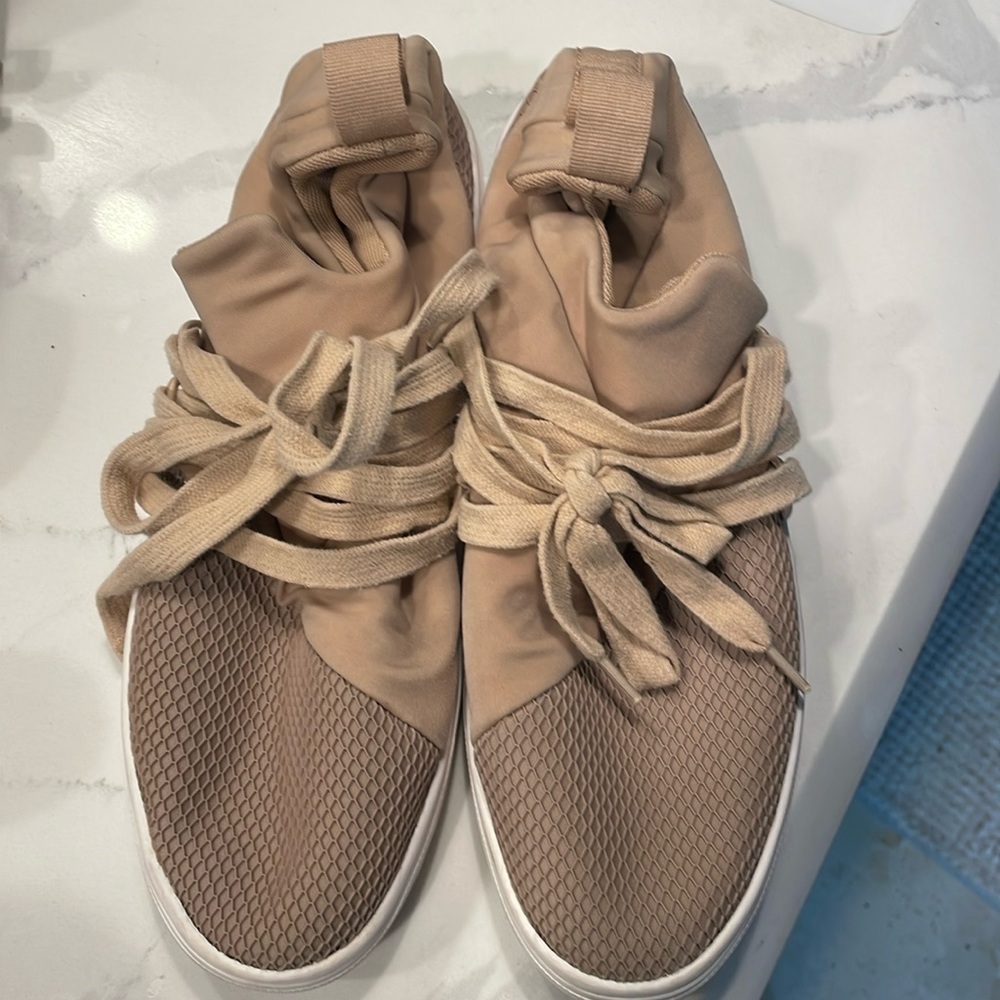 Steve Madden beige slip on tennis shoes